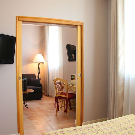 Hotel And Restaurant L Arena Fréjus Extérieur photo