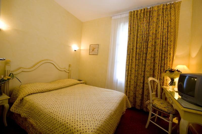 Hotel And Restaurant L Arena Fréjus Extérieur photo