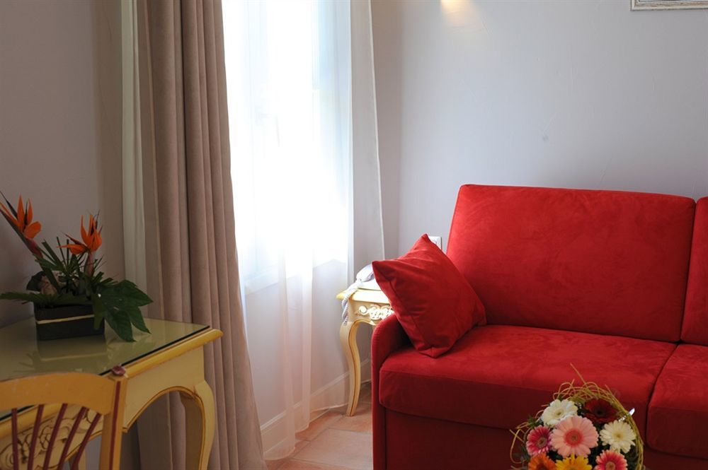 Hotel And Restaurant L Arena Fréjus Extérieur photo