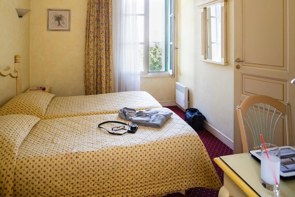 Hotel And Restaurant L Arena Fréjus Extérieur photo