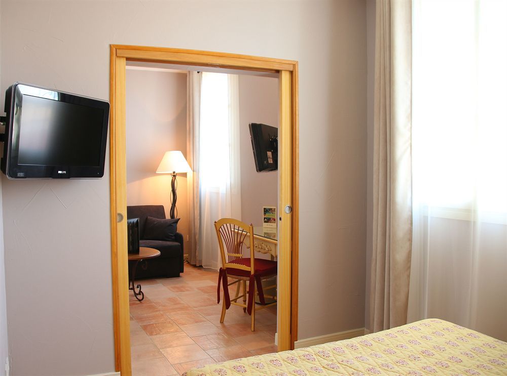 Hotel And Restaurant L Arena Fréjus Extérieur photo