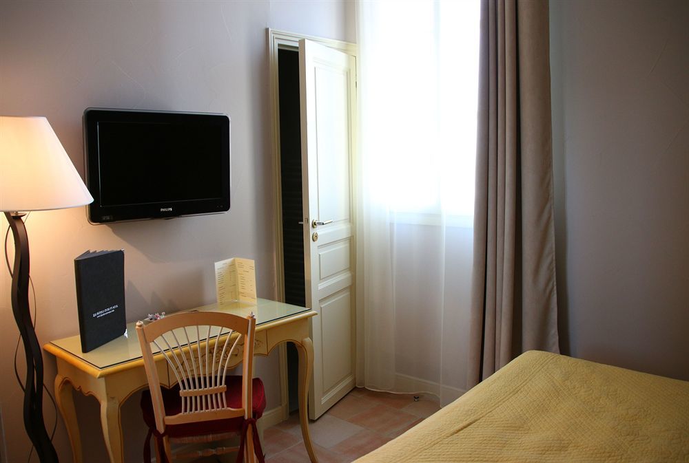 Hotel And Restaurant L Arena Fréjus Extérieur photo
