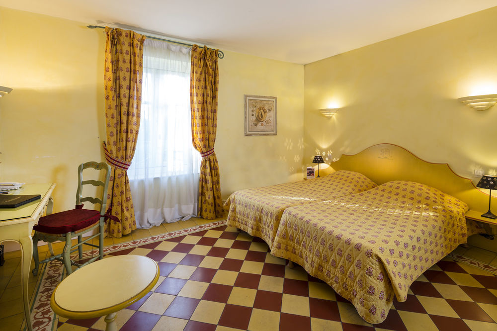 Hotel And Restaurant L Arena Fréjus Extérieur photo